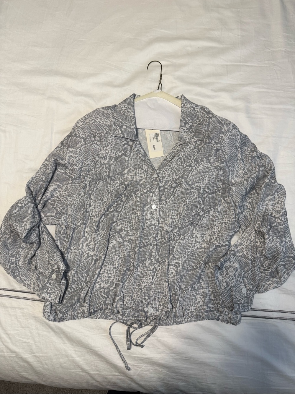 Evereve Gray Snake-Print Button Down Shirt, Size L